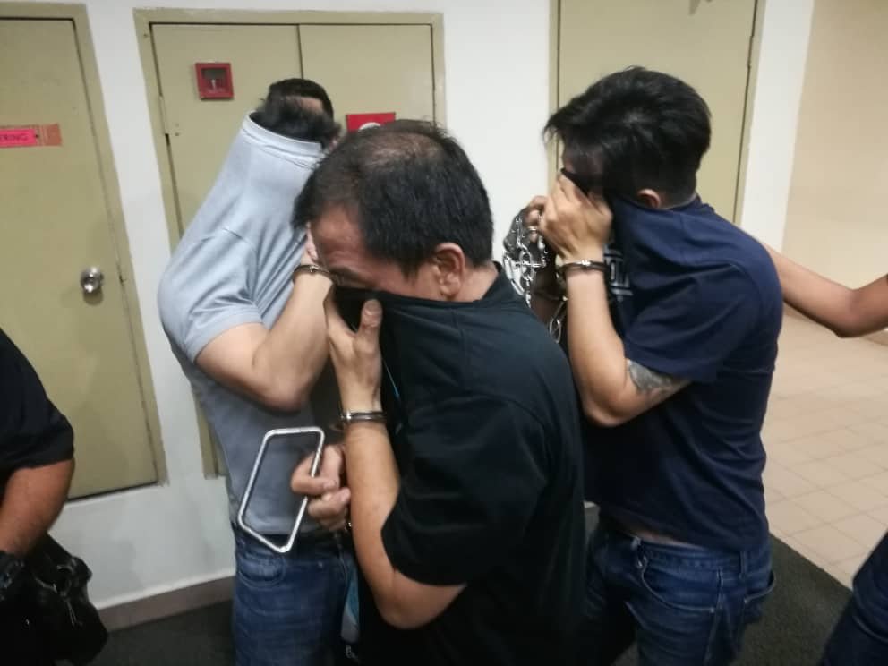 其中三名嫌犯被带入法庭时用衣服遮脸，并一直要求扣押警察带他们走快一点。