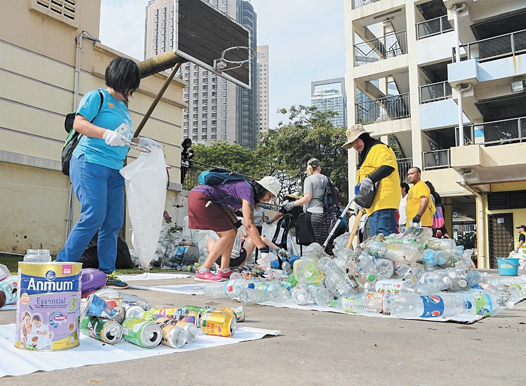 约莫150名自愿者从河里和河岸搜出重达逾500公斤的垃圾量后，把垃圾摊开并进行环保分类，以便减少送往土埋场的垃圾。