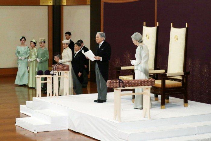 日本天皇明仁（左）在“退位礼正殿之仪”，最后一次以天皇身份向国民演说，感谢国民的支持，也期待新时代和平丰盛。
