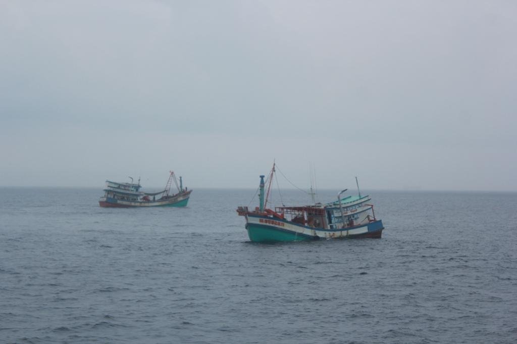 两艘越南渔船周二深夜闯入柔佛州东部澳岛附近海域非法捕鱼。