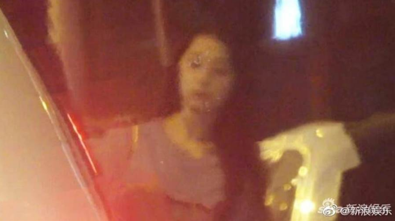 李亚鹏上月被拍带另一名长直黑发女子回家。（图取自新浪娱乐）