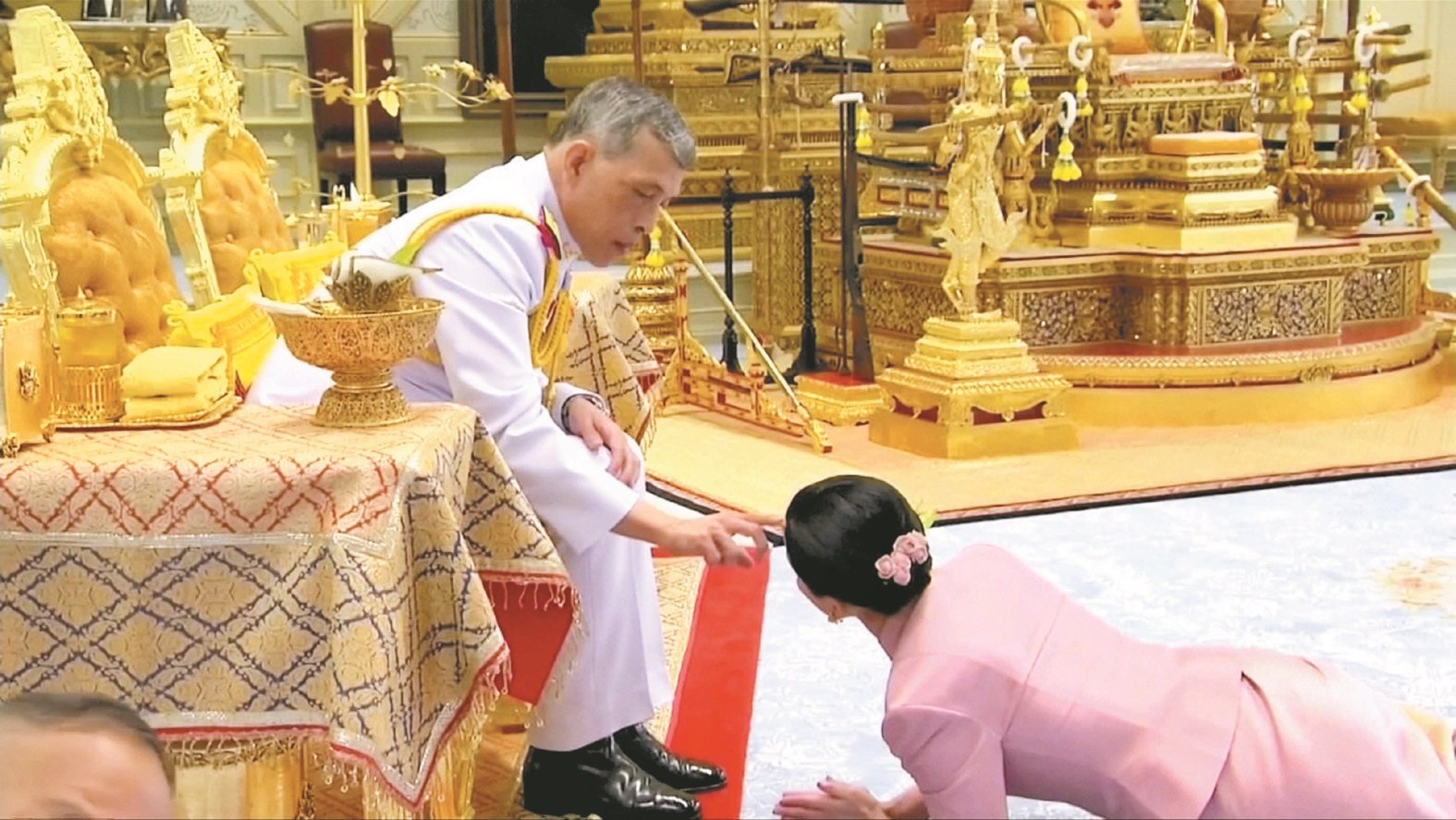 在泰国，国王被视为如同神一般的存在，结婚仪式中，素堤达趴在地上接受哇集拉隆功赠与的皇家水和礼物，随后被邀请坐在国王身旁，并被授予王后头衔。