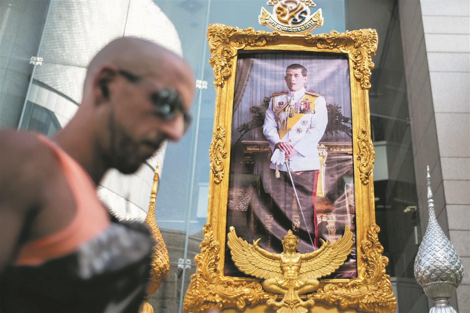 泰国王室在周六举行国王加冕大典前宣布，66岁的泰王哇集拉隆功和素提达结婚。这是在大皇宫内的律实宫王室结婚仪式的场面。
