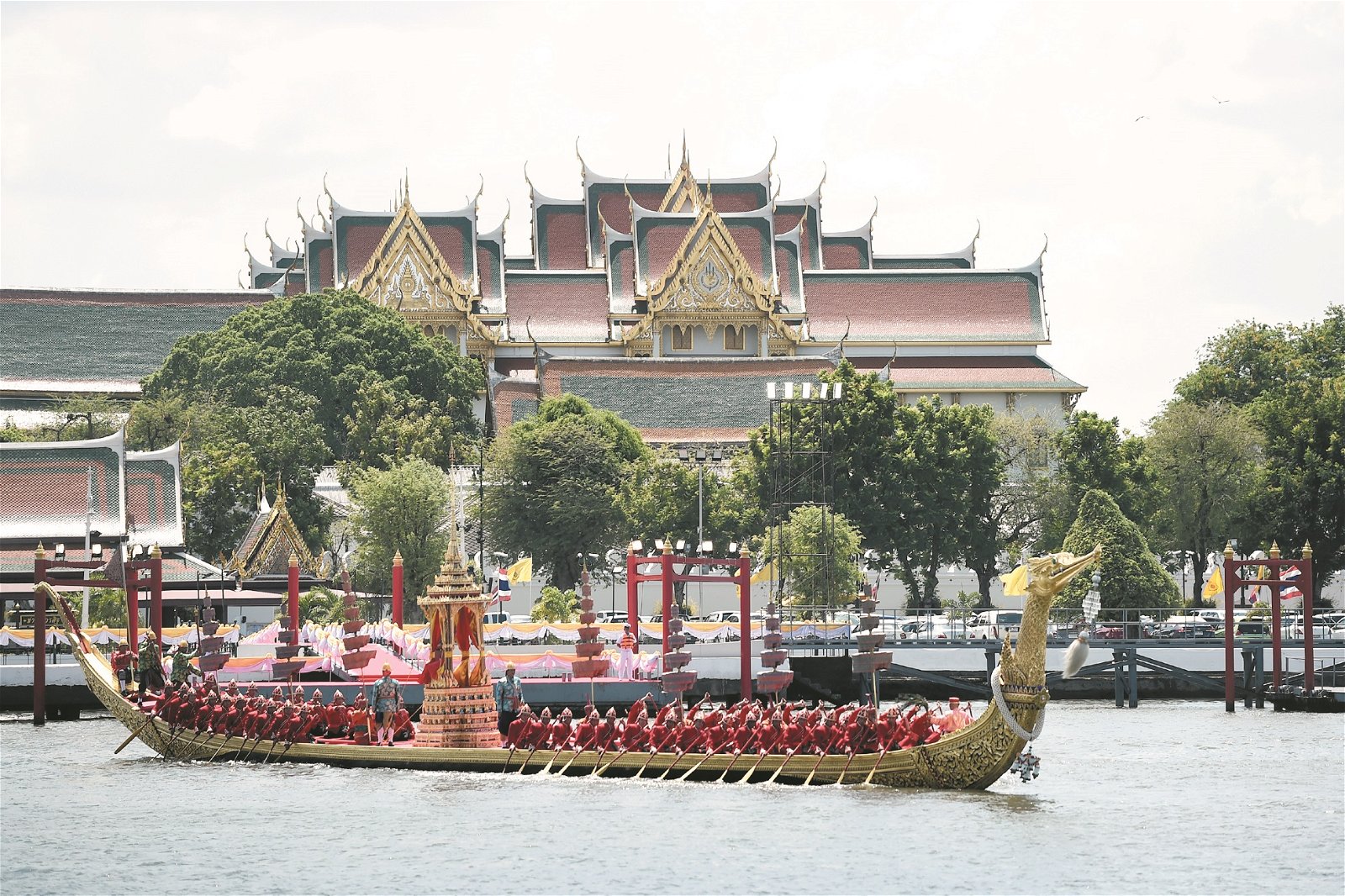 睽违69年，泰国周六将再度举行泰王加冕典礼。王室准备工作展开得如火如荼，曼谷也从周四起开始封锁一些街道。这是划船人员，在进行龙舟游行彩排。