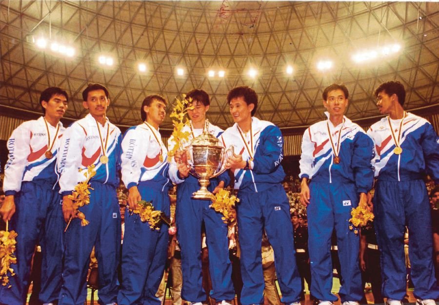 1992年汤杯夺冠，是马来西亚第五次夺得汤杯冠军，也是到目前为 止的最后一次。大马男队站在颁奖台上的这一刻为大马羽坛写下具 历史意义的重要一笔。（右3为傅国强）