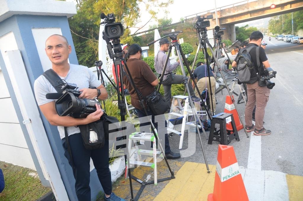 今早6时许，数十家国内外媒体便在加影监狱外守候，等待捕捉段悌香出狱的画面。