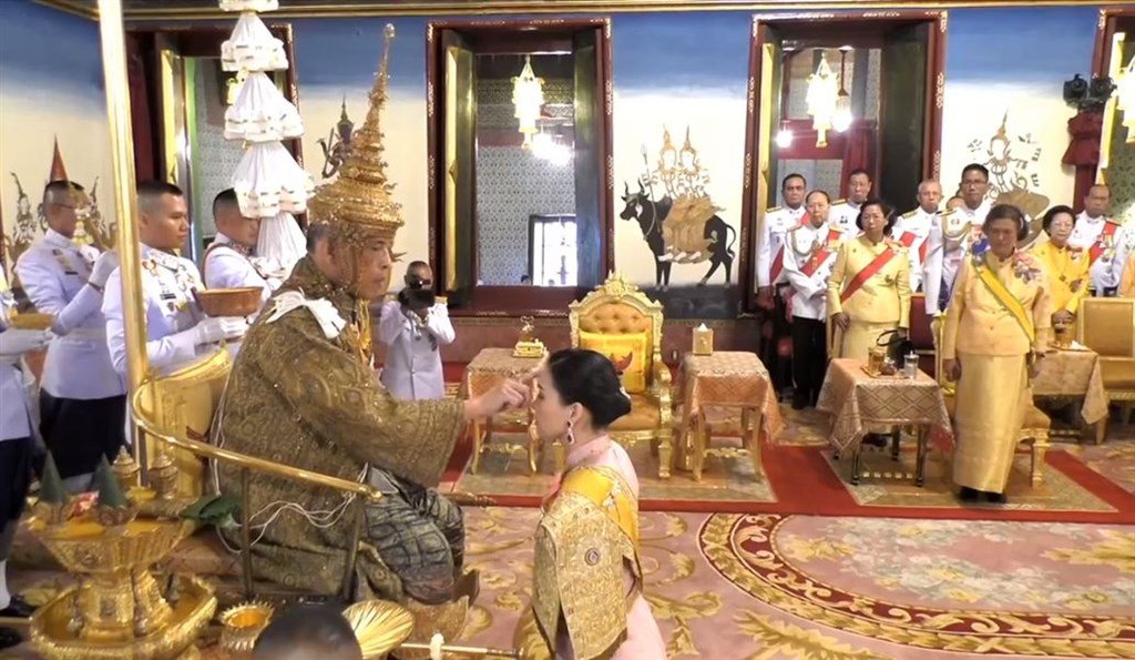 泰王哇集拉隆功4日正式完成加冕仪式，接著册封王后素堤达，并颁布第一道王室谕令。