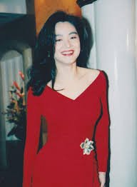 林青霞年轻时也穿过红色礼服。