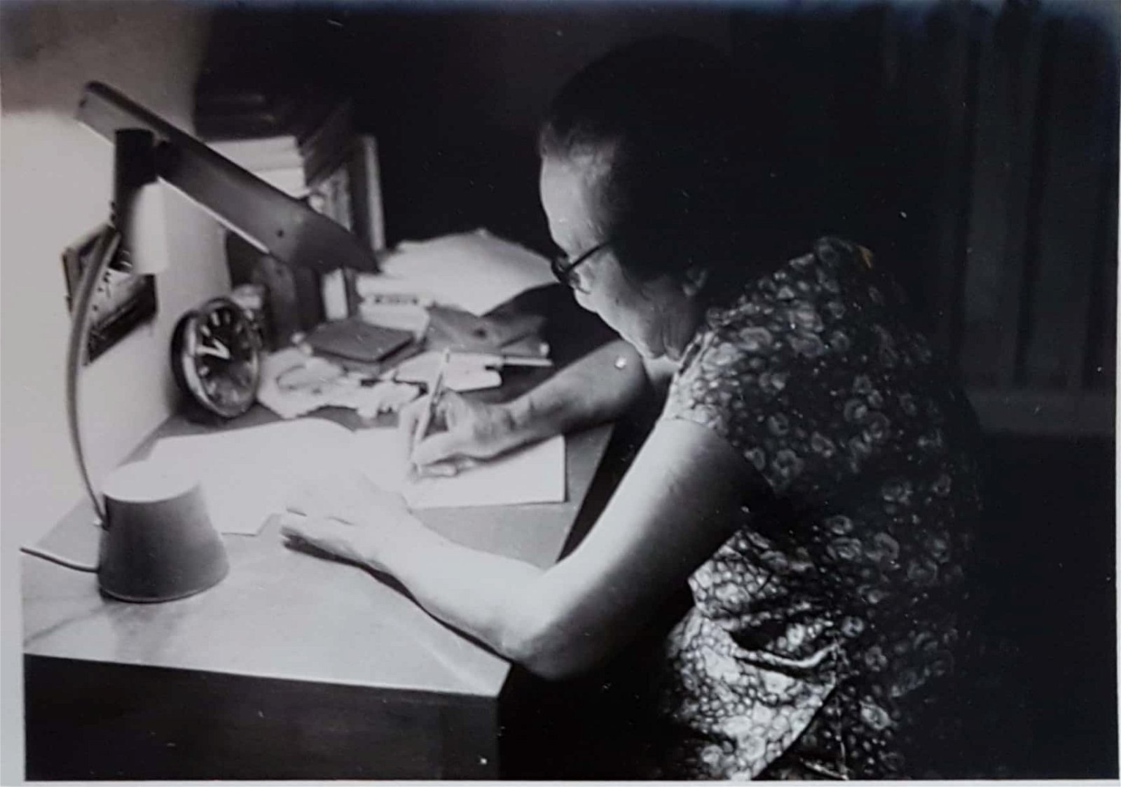 开著桌灯，埋头写文章是陈瑜莹对祖母最深刻的印象。“几乎每天晚上，当祖母完成一天的工作后，便会把情绪化成文字。”