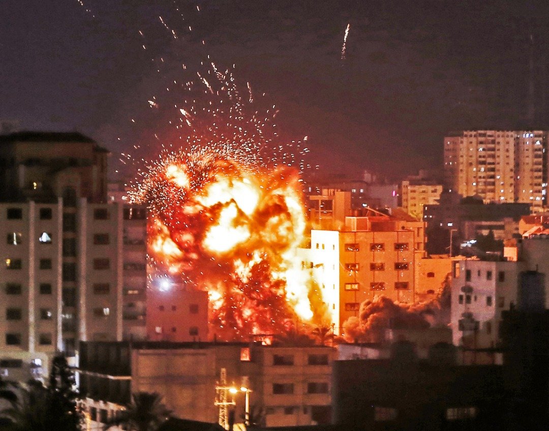以色列军方空袭哈马斯控制的加沙地区，有建筑物发生骇人爆炸。