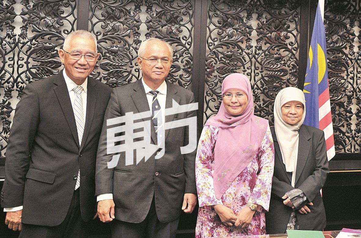 新任联邦法院首席大法官拿督东姑麦慕（右2）与沙巴与砂拉越首席大法官拿督斯里黄达华（左起）、上诉庭主席拿督斯里阿末马洛，以及马来亚大法官丹斯里查哈拉出席记者会。（摄影：邱继贤）