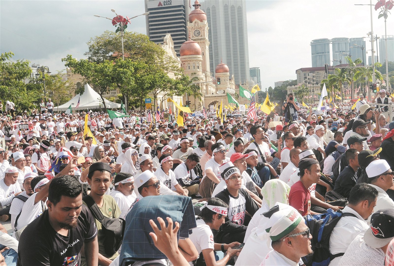 巫伊两党去年12月在吉隆坡发动反ICERD集会，而在穆斯林的连环抗议下，希盟政府最终决定不签署联合国《消除一切形式种族歧视国际公约》（ICERD）。