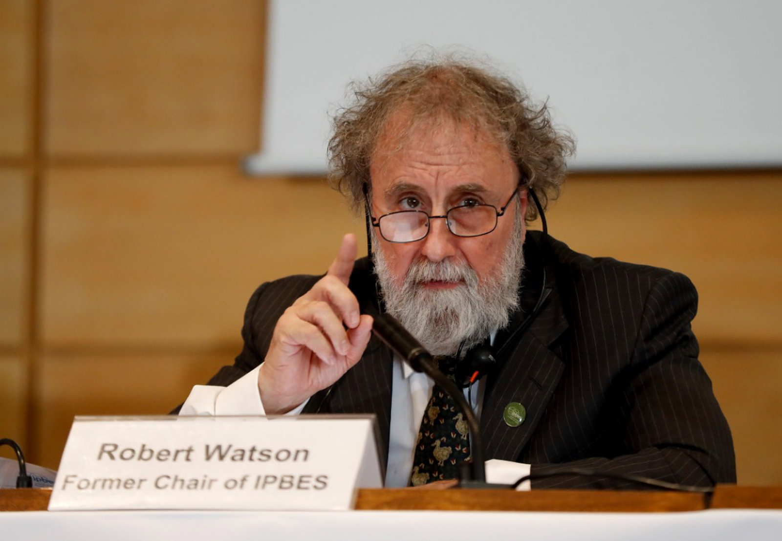 联合国政府间生物多样性和生态系统服务科学政策平台（IPBES）主席沃森，在法国巴黎公布自然生态评估报告，并对人类破坏大自然将再次引发大灭绝提出警告。（法新社）