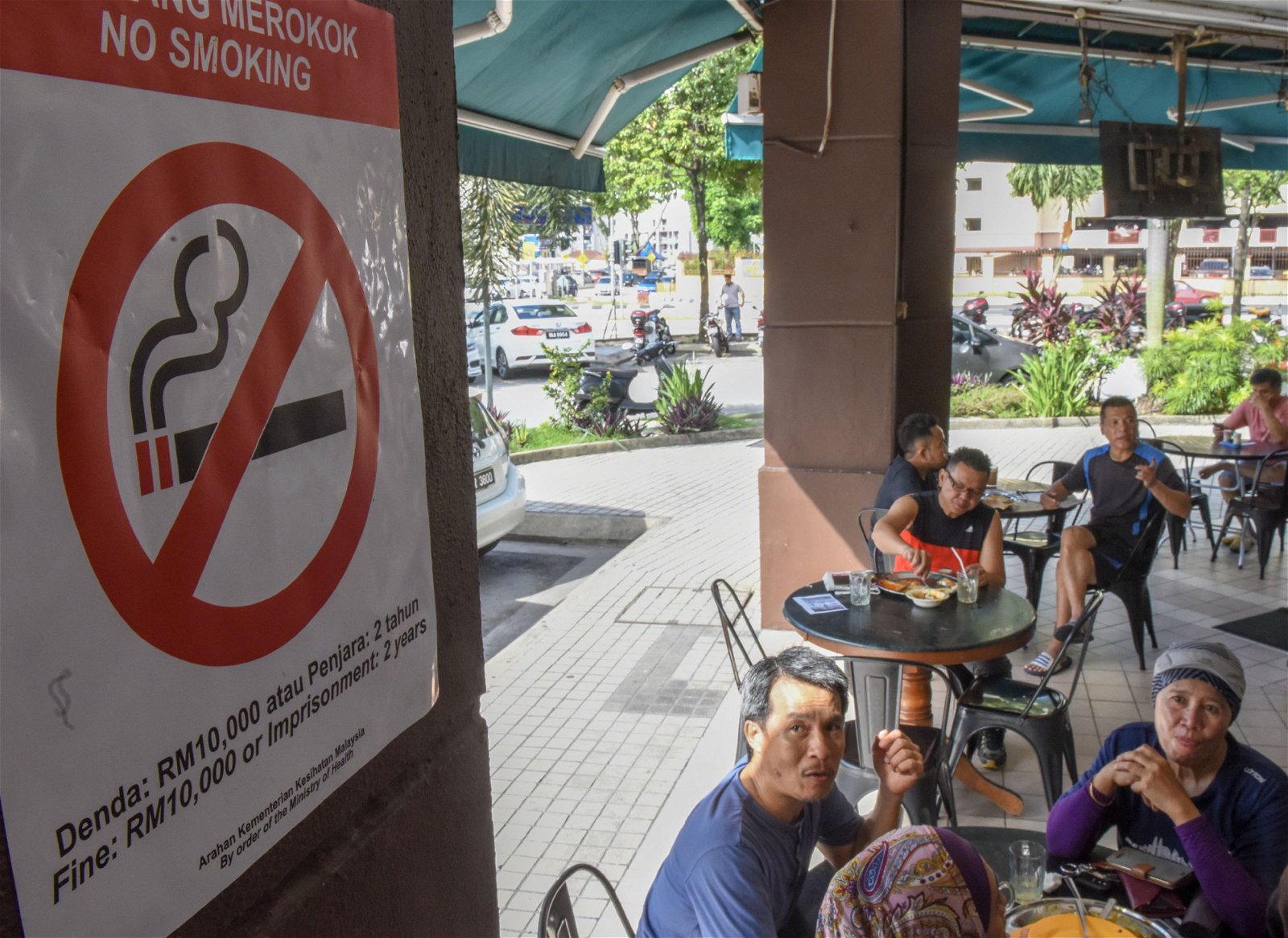 禁烟令2019年1月1日实施，烟民不能在餐饮场所内抽烟。禁烟令实施的首6个月，执法人员不会对违例者重罚则加以规劝及口头警告，7月1日起将执法开罚单。