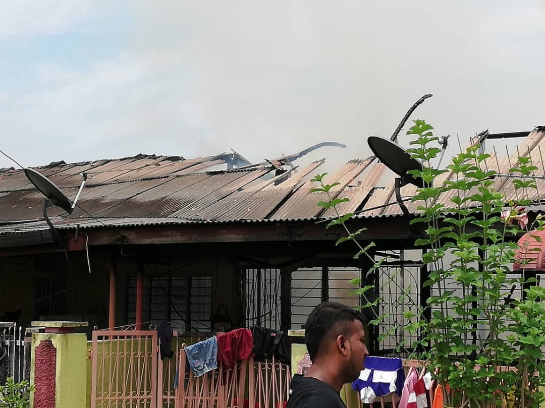 涉火房屋的屋瓦被烈火焚毁。