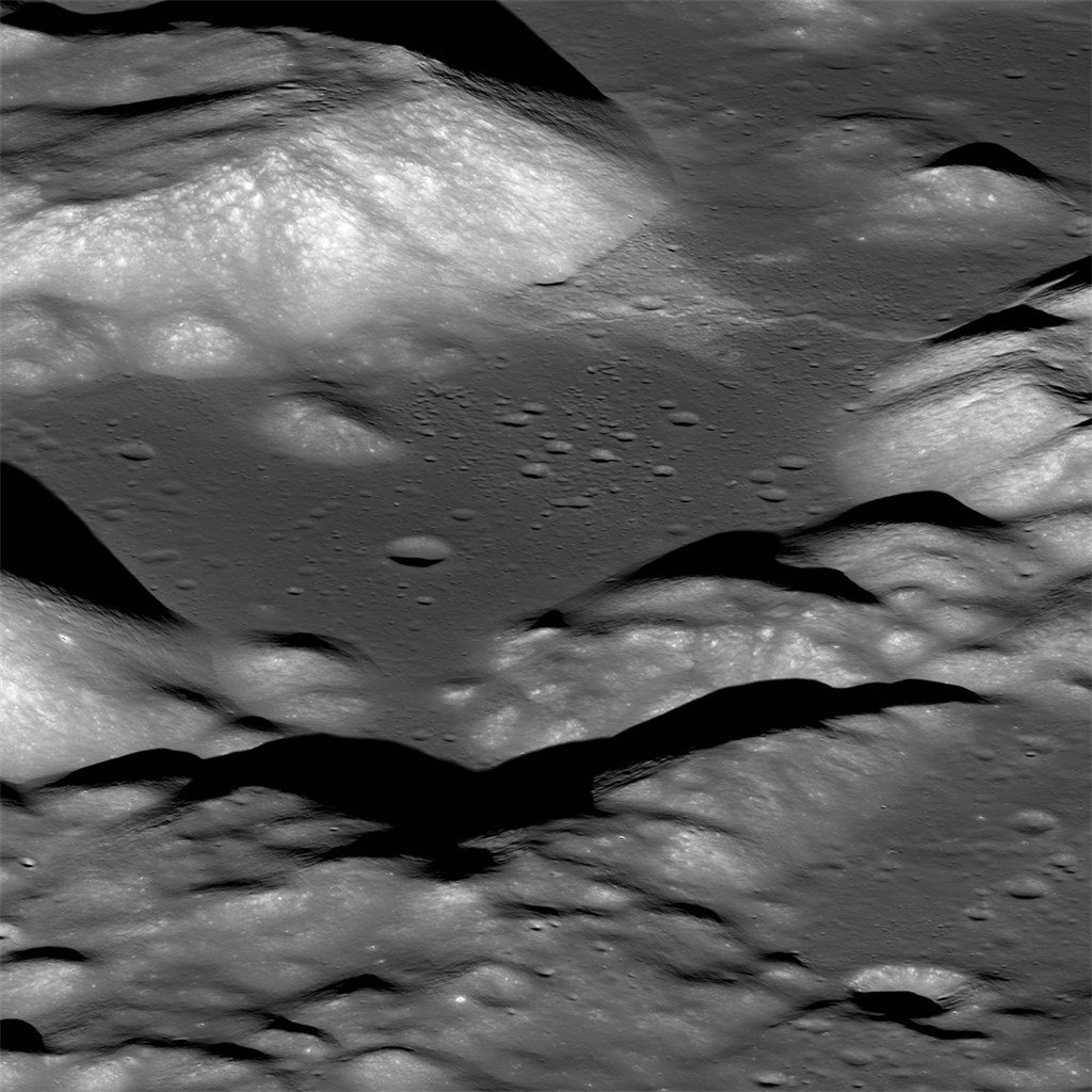 根据研究，美国太空总署“月球轨道探测器”捕捉到的影像（图）分析显示，月球逐渐缩水，表面出现皱褶并产生月震。
