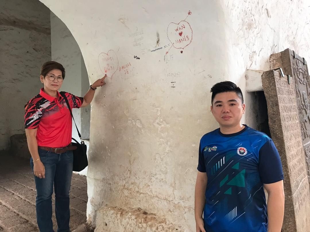 傅秋霞（左）及许家勋巡视圣保罗教堂被涂鸦的情况，并将要求当局加强执法，对付破坏者。