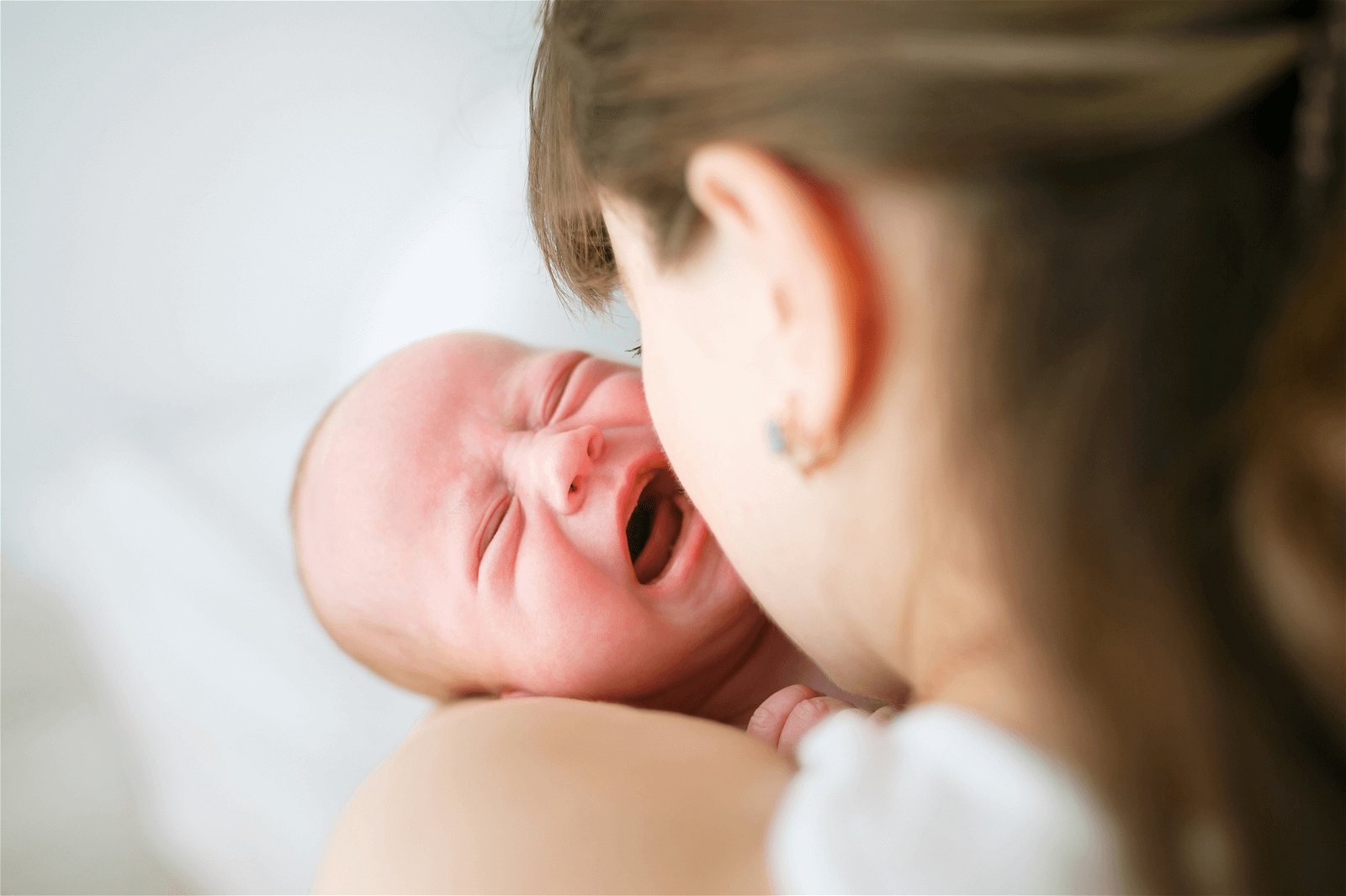 分娩后体内的荷尔蒙产生巨大变化， 加上生产过程的痛楚、体力消耗，产后角色 转变、照顾新生儿剥夺睡眠时间等等，都会造成新生儿妈妈心情忧郁。