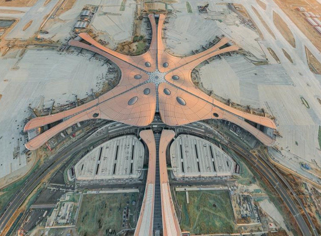 大兴机场采用“三纵一横”全向型跑道设计，能有效疏导飞往华东、大连及长途航班，其跑道还可提升机场运行能力。这是北京大兴国际机场主航站楼全景。