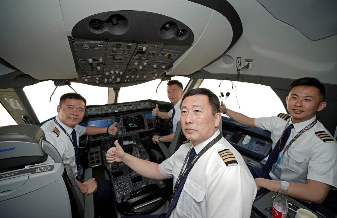 执行试飞任务的厦门航空公司机组人员在驾驶舱内进行合影。周一，4架客机依次在北京大兴国际机场跑道上平稳降落，标志著北京新机场完成首次真机验证。