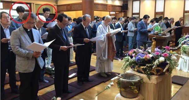 金宇彬与同是男神级别的赵寅成一同出席宗教活动。