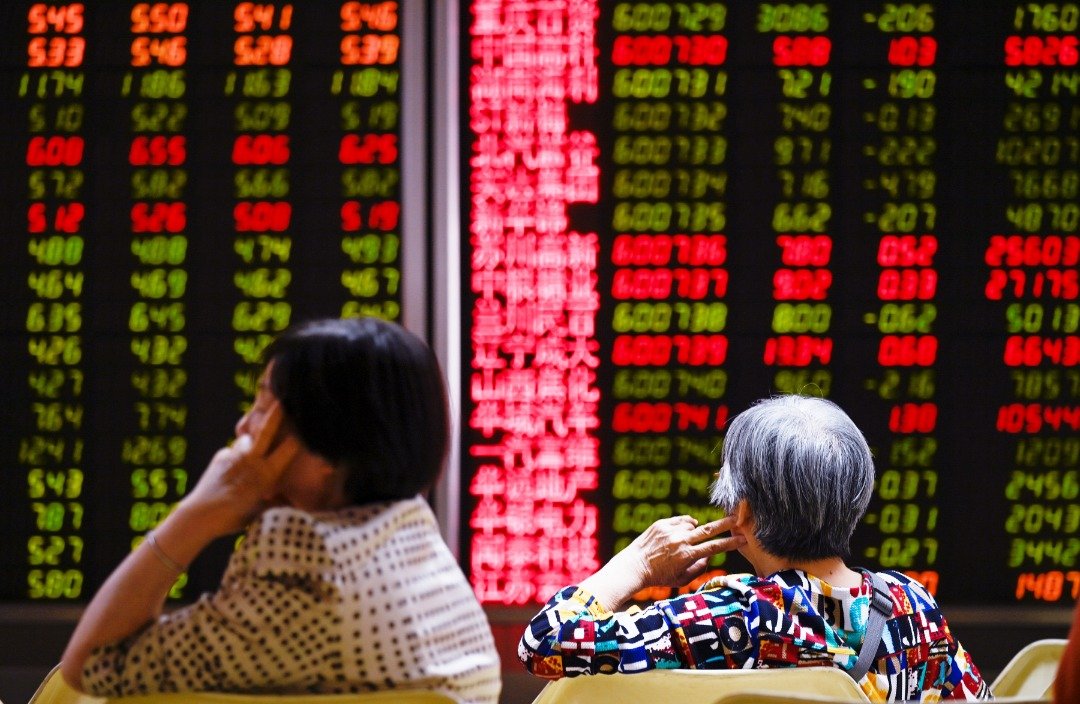 中美贸易战升级，双方都宣布了向对方商品的新征关税措施，让全球金融市场震荡。这是北京市一家证券公司内，股民坐在屏幕前，盯著不断跳动的数字。