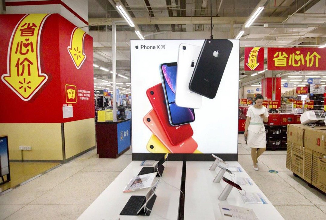 中国首都北京市一家超市内，售卖美国苹果公司的电子产品，包括去年才推出的iPhone XR。中国经济环境受中美贸易紧张影响，金融市场弥漫不确定气氛，相关效应似乎也扩及消费面。苹果今年初以iPhone在中国等地买气降温为由，下修了财务预测，投下震撼弹。