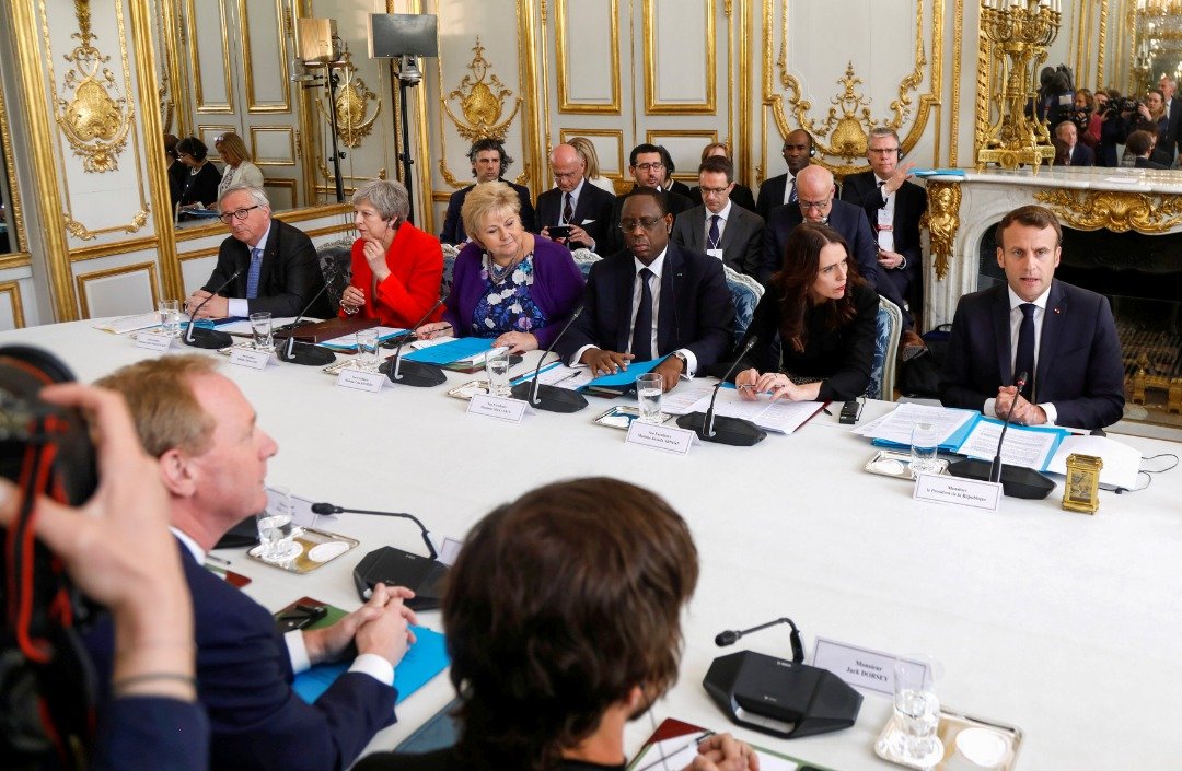 在法国和纽西兰带头下，多国领导人和主要社交媒体和科技公司的代表出席在巴黎举行“和平领导者论坛”。左起为欧盟委员会主席容克、英国首相特丽莎梅、挪威首相索尔贝格、塞内加尔总统萨勒、纽西兰总理阿德恩和法国总统马克龙。