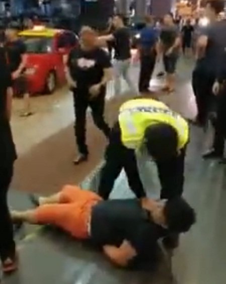 男子在酒店外发生群殴事件，遭警方制伏。