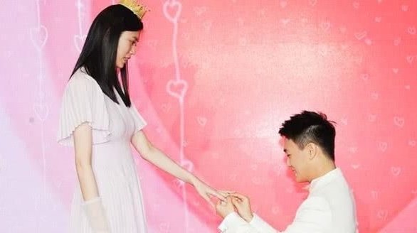 奚梦瑶日前被求婚，随即传出怀孕了。