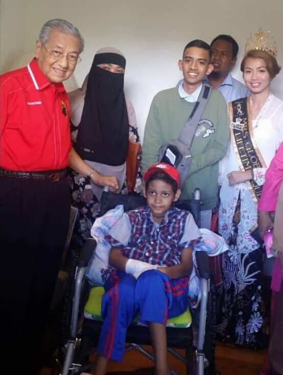 首相敦马哈迪（左起）、玛兹娜等陪同癌童完成旅游浮罗交怡的心愿，这名癌童如今已离世。