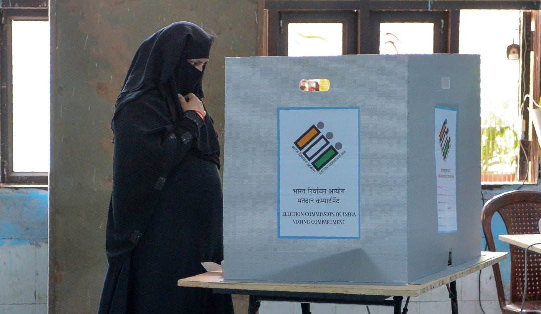 印度选举委员会周日下令，新德里旧城区一处投票站重新进行投票后，一名妇女在该站投票。有分析指，莫迪对于经济增长和增加就业承诺未如预期，印度社会在其领导下变得更加分化。