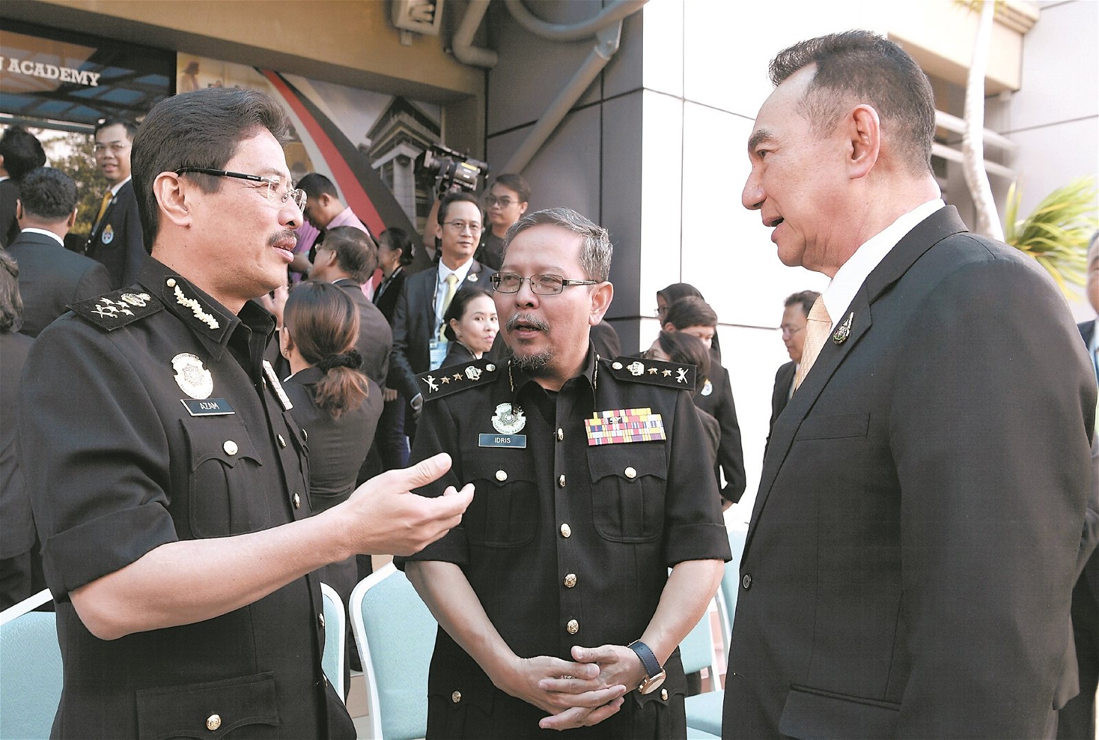 阿占巴基（左）周二出席马来西亚反贪学院（MACA）为泰国反贪会官员举办的反贪培训课程闭幕典礼后，与泰国国家反贪会首席专员萨达潘（右）交流。