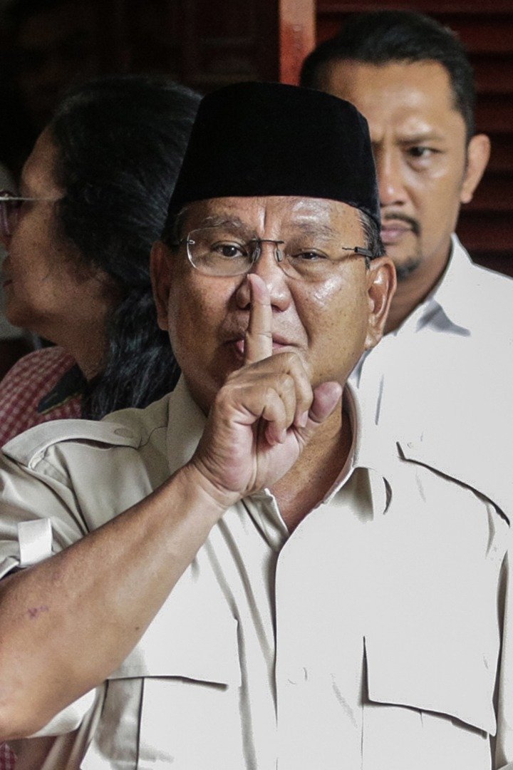败选的大印尼运动党主席普拉博沃，在周二的记者会上示意现场的支持者安静。