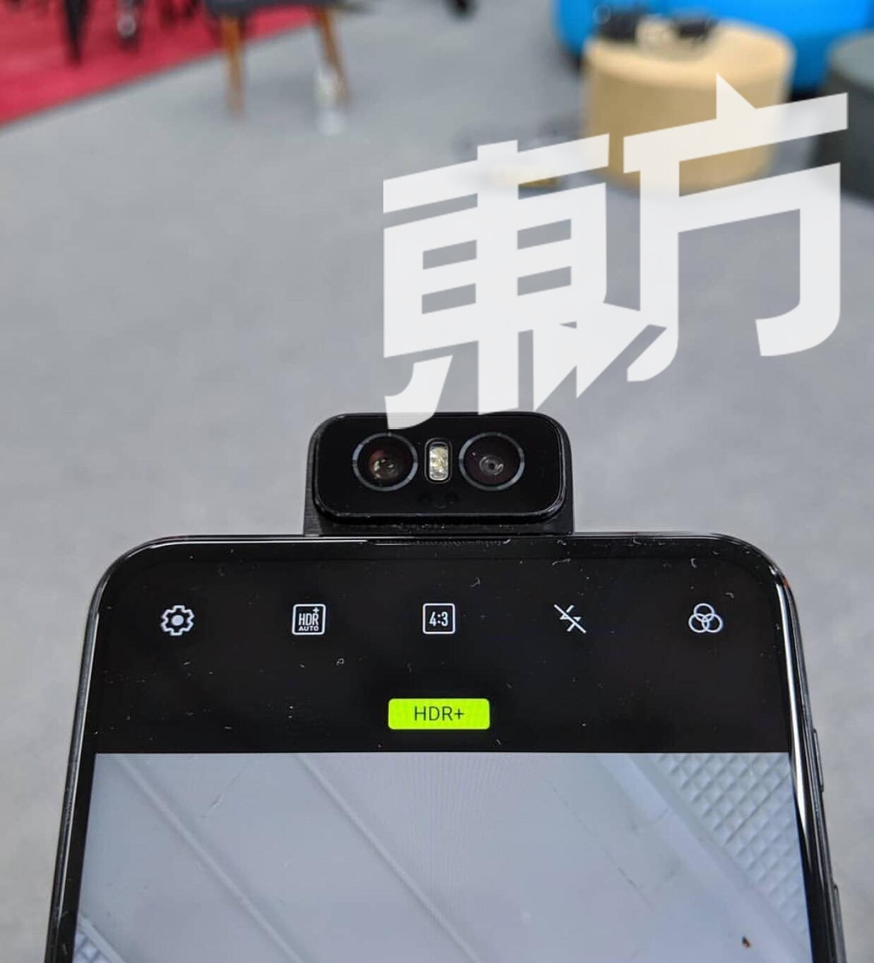 全新发布的华硕ZenFone 6采用翻转镜头设计，官方强调可做至少10万次开阖，若每天开启相机自拍模式28次，翻转模组可使用至少5年。