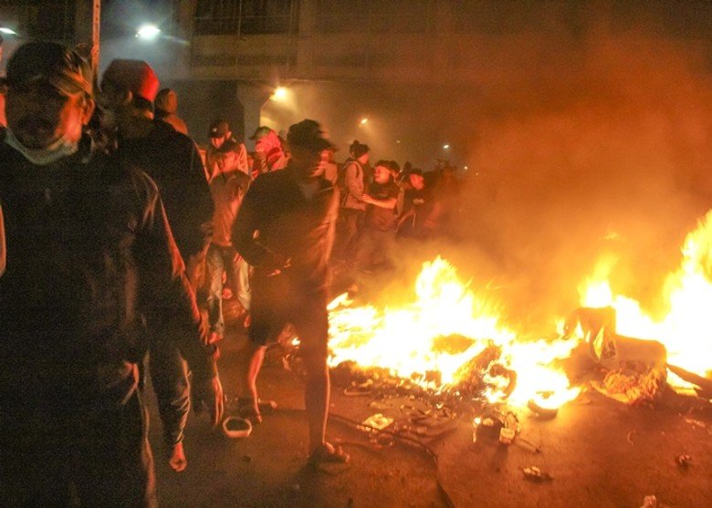 有示威者焚烧杂物。
