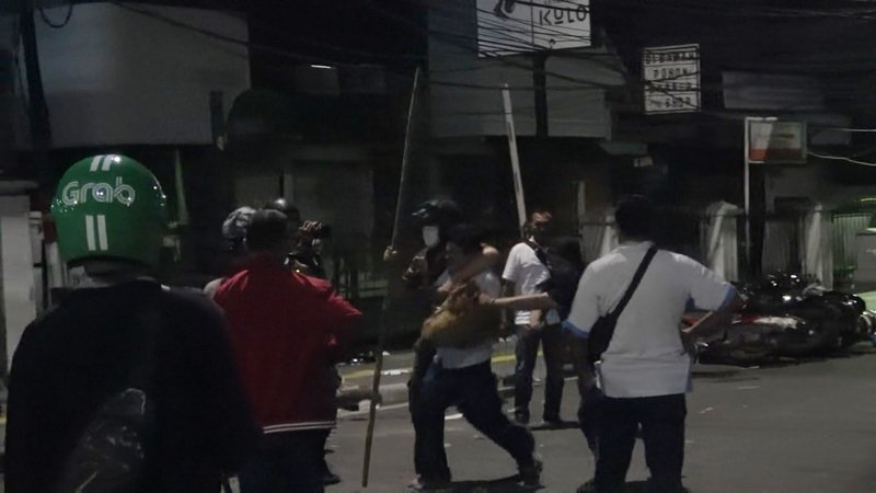 印尼警方23日凌晨强力驱离示威数小时后，群众仍未散，大群穿便衣的警方情报人员在周围巷弄中拿棍棒追捕多名群众，有被捕者发出哀嚎。