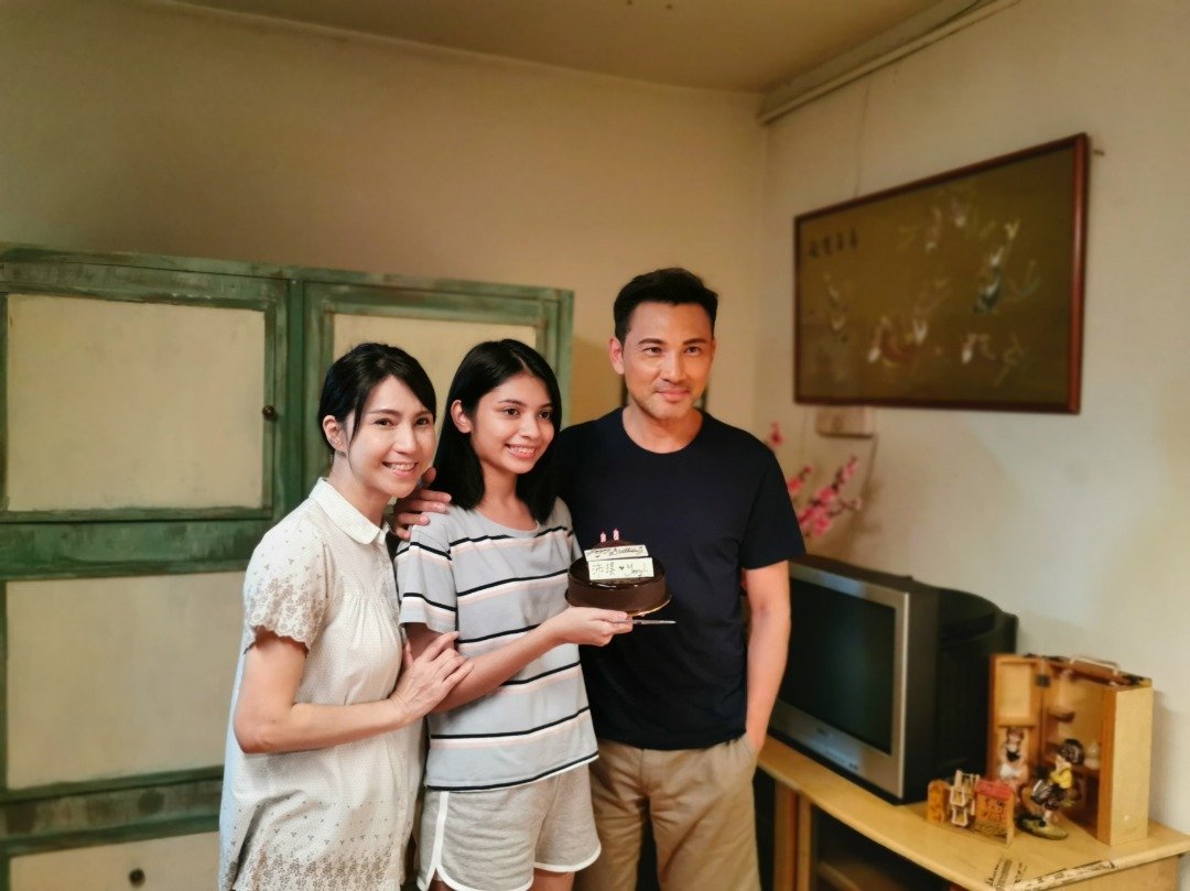 林文龙和陈美娥周四在拍摄期间为李佩玲庆祝18岁生日。