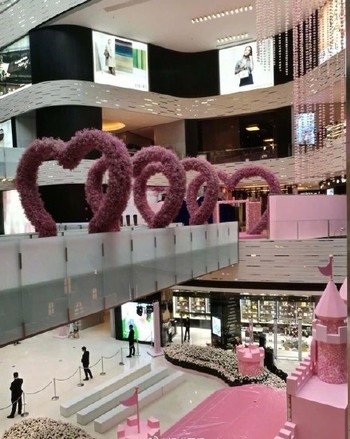 澳门赌王的儿子何猷君在上海包下3层楼商场，高调向女友奚梦瑶求婚，轰动一时。