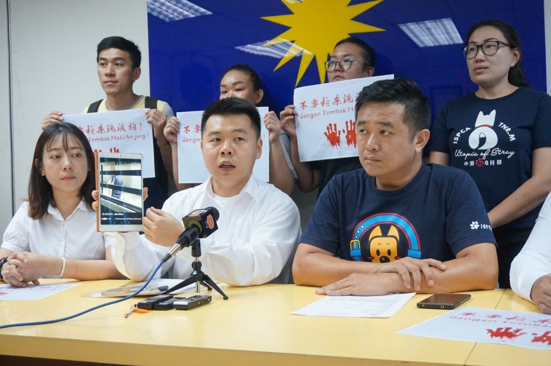 刘国南（前左2）与爱狗人士促请市政厅严查执法员射杀流浪狗频，以及给予公开解释，前右为宋伟钊。