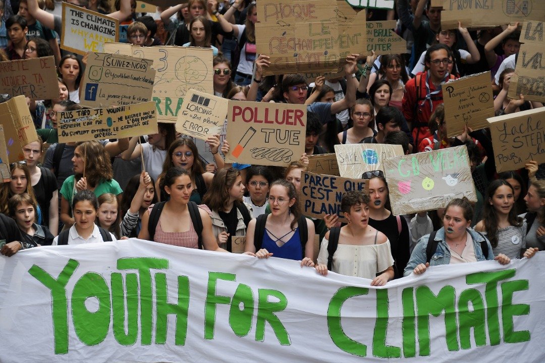 【法国】斯特拉斯堡市举行的气候抗议活动上，气候倡议青年走上街头并高举横幅标语，写著“我们要的是—呼吸新鲜的空气”、“制止全球变暖”等诉求。