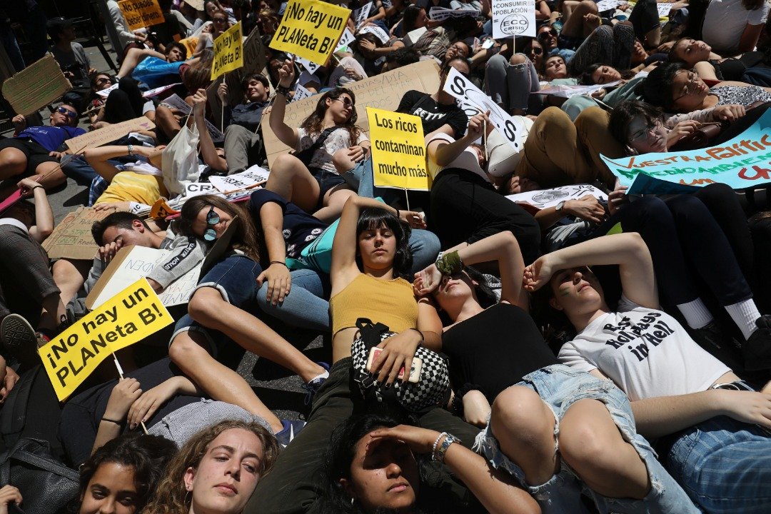 【西班牙】作为全球暖化抗议活动的一分子，马德里的示威青年躺在街头，以“拟死”的方式进行示威。他们有的手里还拿了写著“没有星球B”等的抗议标语。