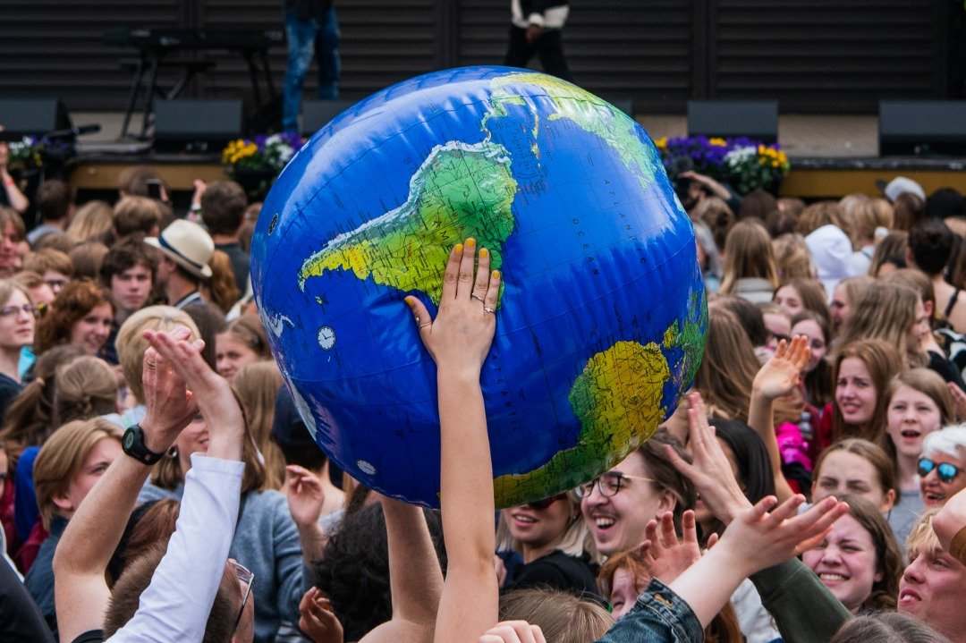【瑞典】青年们周五在斯德哥尔摩举办的示威活动上，互相传递著一颗地球型气球，象征著暖化是全球性的问题。有欧洲民调显示，气候变迁如今已成为欧盟选民主要关注的议题。