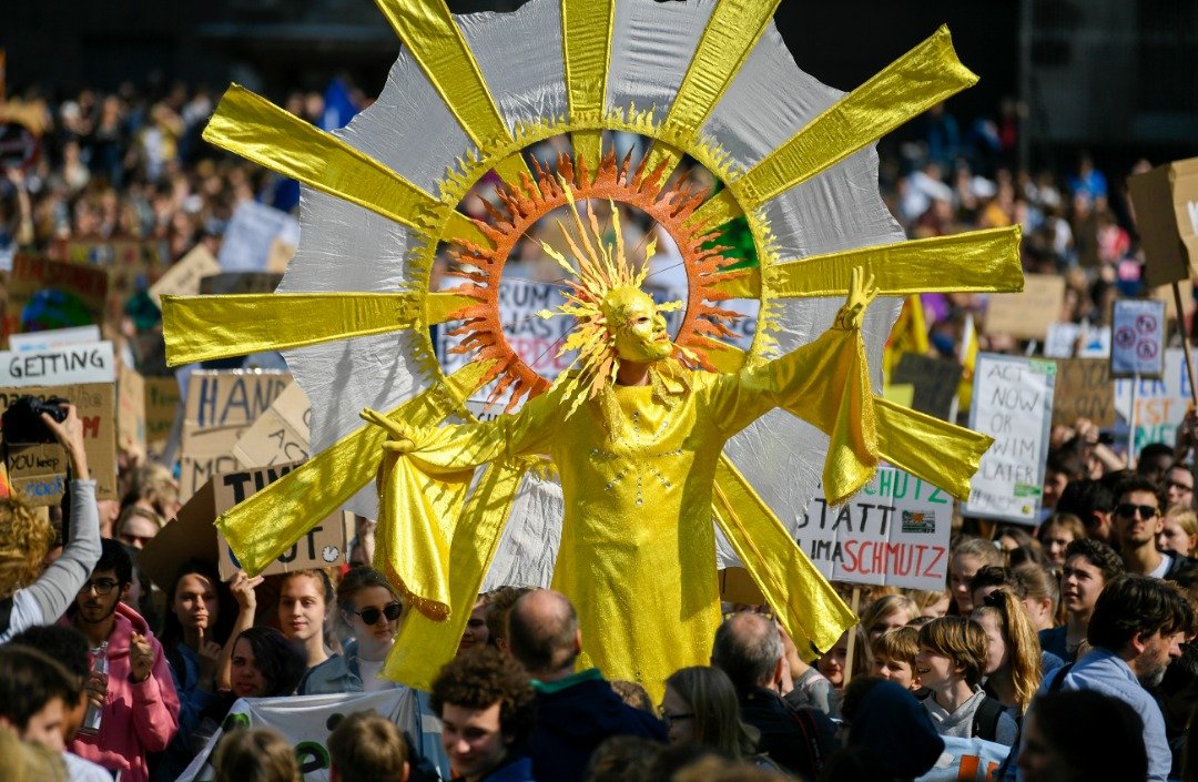 【德国】青年纷纷走出课堂，到西部科隆城参与“周五为未来而战”活动。有青年将自己打扮成太阳，呼吁关注全球暖化的危机，令人印象深刻。