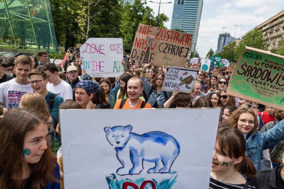 【波澜】聚集在华沙街头示威的气候倡议青年，高举自制的标语和画报，为北极熊、海龟等受到暖化威胁的生物发声，呼吁世界各国领导人对气候变化采取行动。