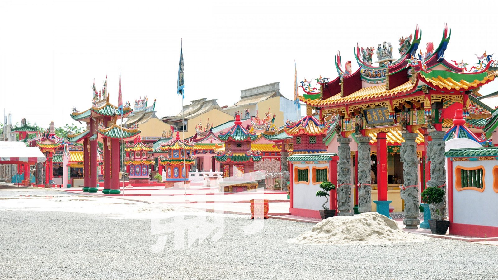 受边佳兰石化发展大计影响的8间华人神庙，在新安置区内一字排开重建，蔚为奇观。（摄影：杨金森）