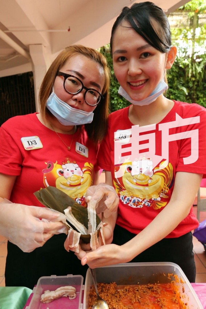 锺金燕（33岁）与锺慧婷以麻辣口味的粽子参赛，粽子内还放入三片五花肉片，份量十足。（摄影：刘维杰）