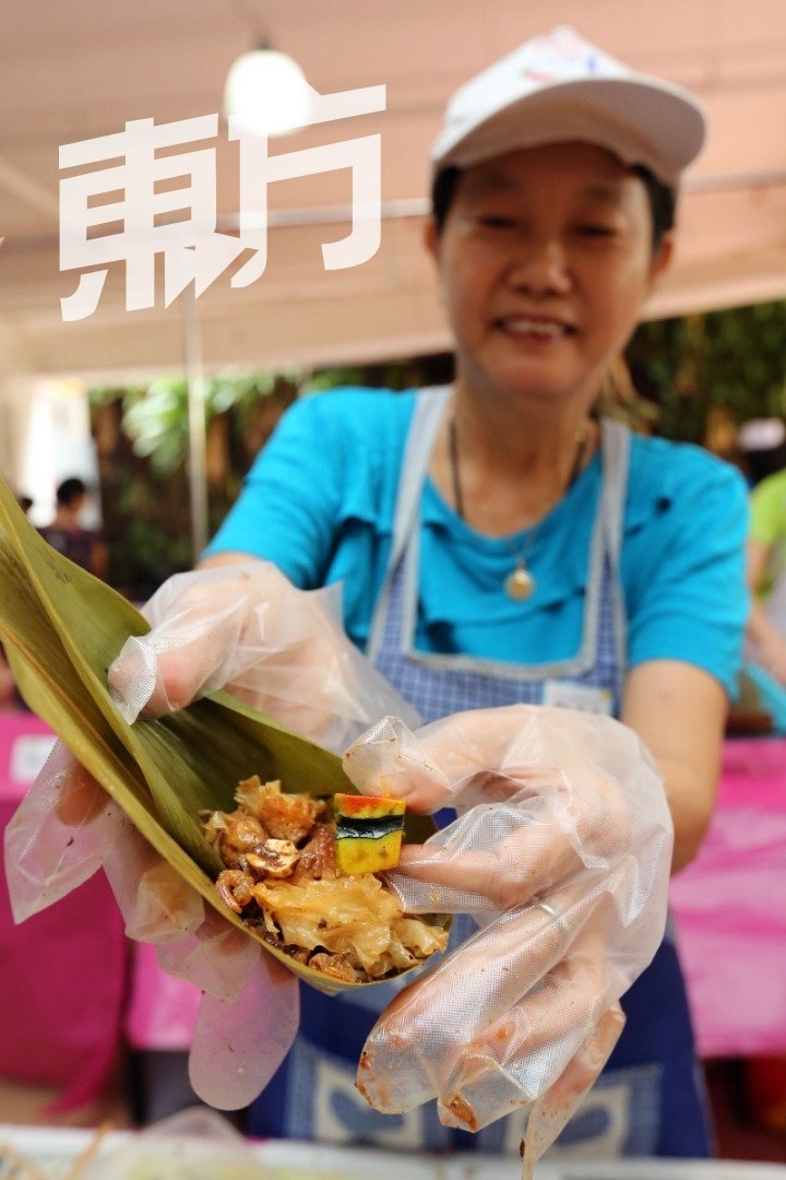 赖美英在粽子内加入金瓜、莲子和白木耳等食材，让粽子有更多的纤维。（摄影：刘维杰）