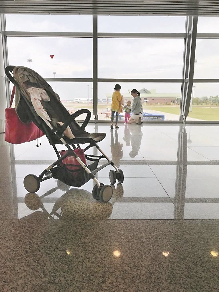 林丽婷去年带著家中两个小瓜，分别是5岁的大女儿及8个月大的小女儿，从吉隆坡国际机场乘搭飞机到丈夫的家乡亚罗士打。