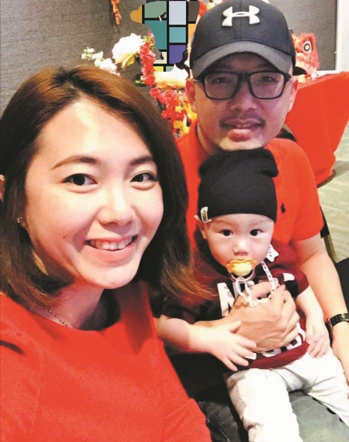 谢莫莉（左）与丈夫带著10个月大的宝宝，尝试一趟45分钟的飞行，为来临10月的台湾旅程做好准备。